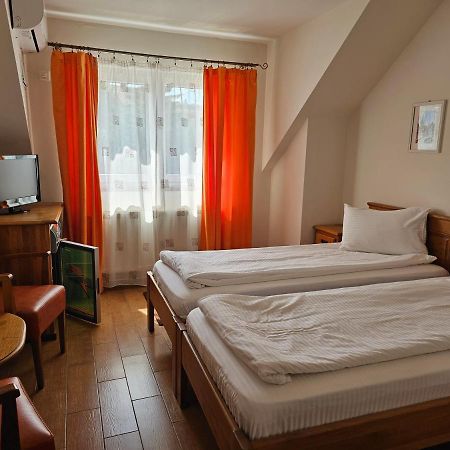 Отель Pension Aquaris Сигишоара Экстерьер фото
